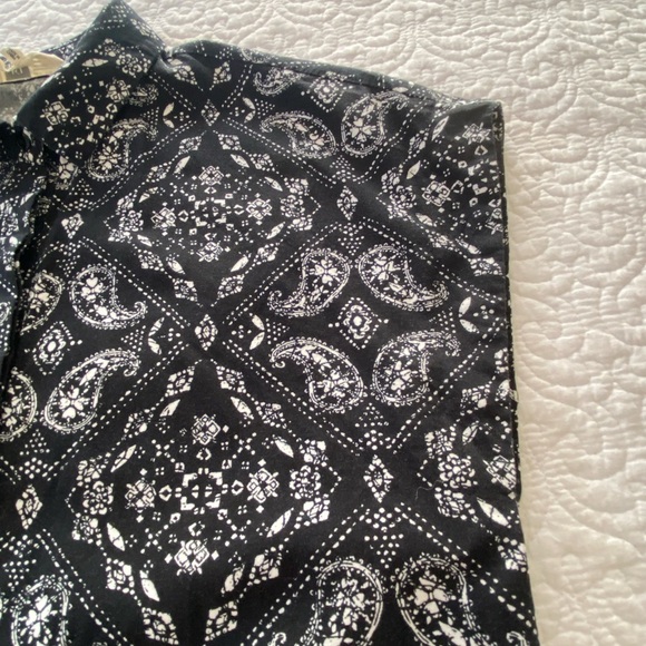 Black and White Paisley Print High Low Cap Sleeve Button Up Shirt Size Large - Picture 9 of 14